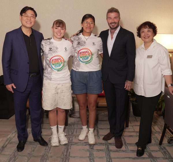 Samantha Richards and Deyna Mamani Meji with Sir David Beckham, Lenovo Chairman and CEO Yuanqing Yang, and Gina Qiao, Chief Marketing Officer and Chief Strategy Officer at Lenovo