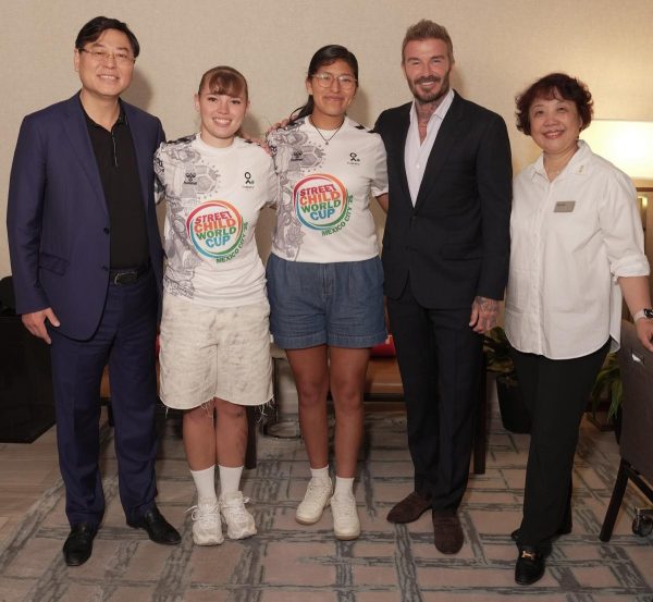 Samantha Richards and Deyna Mamani Meji with Sir David Beckham, Lenovo Chairman and CEO Yuanqing Yang, and Gina Qiao, Chief Marketing Officer and Chief Strategy Officer at Lenovo